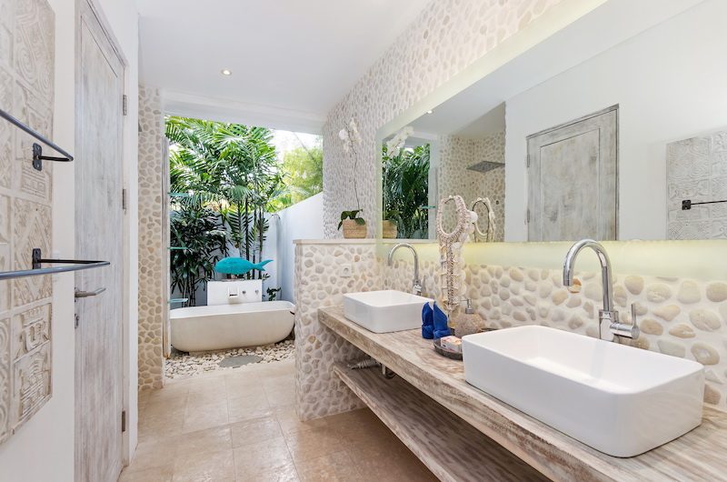 Villa Paraiba Bathroom with Bathtub | Seminyak, Bali