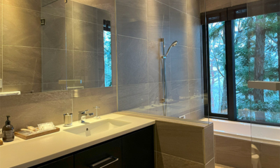 Villa El Cielo Bathroom with Bathtub and View | Hakuba, Nagano