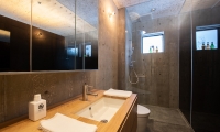 Puffin Bathroom Area | Hirafu, Niseko