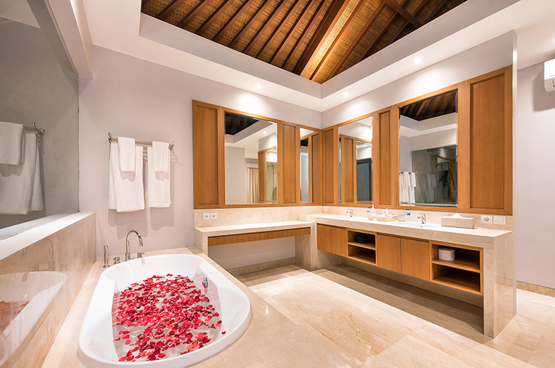 Karang Saujana Estate Villa Bale Agung Bathroom Two | Ungasan, Bali