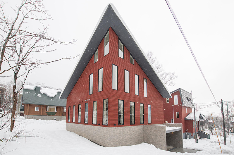 Kitsune House Outdoor Area with Snow | Hirafu, Niseko