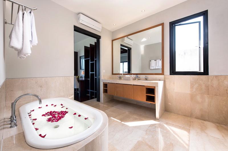 Villa Dewi Lanjar Bathtub | Ungasan, Bali Villa Dewi Lanjar Bathtub | Ungasan, Bali