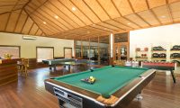 Hideaway Beach Resort Pool Table | Haa Alifu Atoll, Maldives