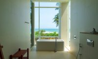 Villa Sielen Diva Mora Bedroom Bathtub | Talpe, Sri Lanka