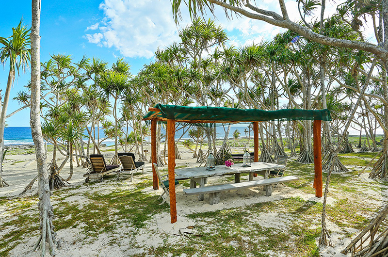 Villa Sarangkita Outdoor Dining | Efate, Vanuatu