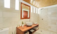 Villa Senang Masari Bathroom with Mirror | Efate, Vanuatu