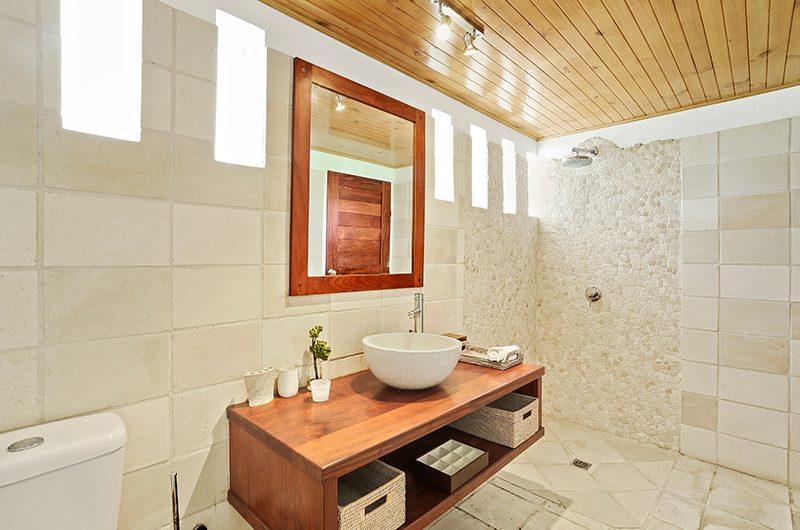 Villa Senang Masari Bathroom with Mirror | Efate, Vanuatu