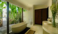 Umah Tenang Bathroom with Bathtub | Seseh, Bali