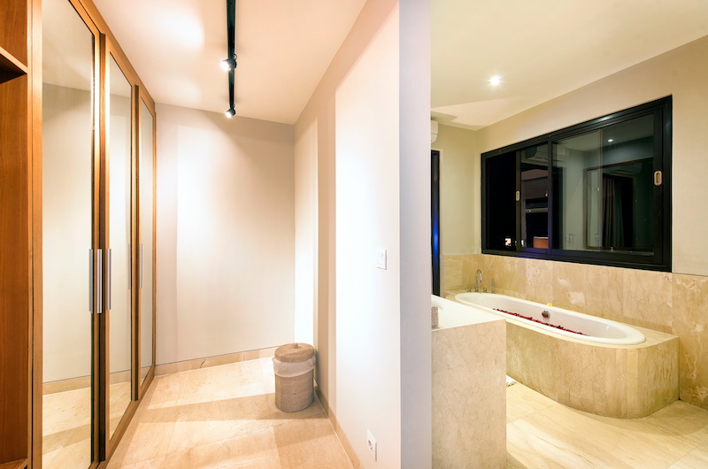 Villa Anahit Bathroom with Bathtub | Ungasan, Bali