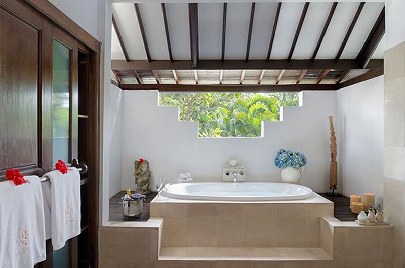 Villa Kubu 16 Bathroom with Bathtub | Seminyak, Bali