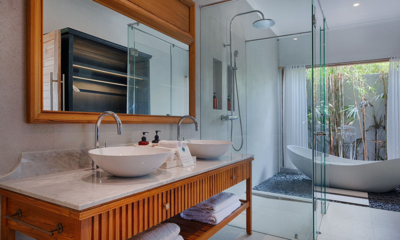 Villa Maya Canggu Bathroom Six with Bathtub | Canggu, Bali