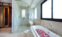 Villa Yamuna Bathroom with Bathtub | Ungasan, Bali