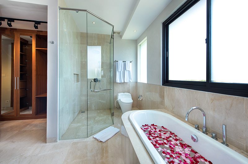 Villa Yamuna Bathroom with Bathtub | Ungasan, Bali