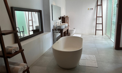 Villa Sielen Diva Aliya Bathroom with Bathtub | Talpe, Sri Lanka