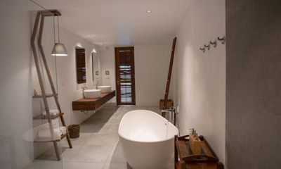Villa Sielen Diva Eli Kunji His and Hers Bathroom with Bathtub | Talpe, Sri Lanka