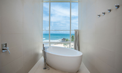 Villa Sielen Diva Musikaya Bathroom with Bathtub and View | Talpe, Sri Lanka