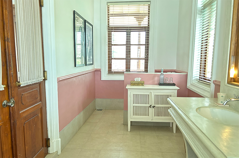 Skye House Master Bathroom One | Habaraduwa, Sri Lanka