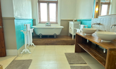 Skye House Master Bathroom Two with Bathtub | Habaraduwa, Sri Lanka