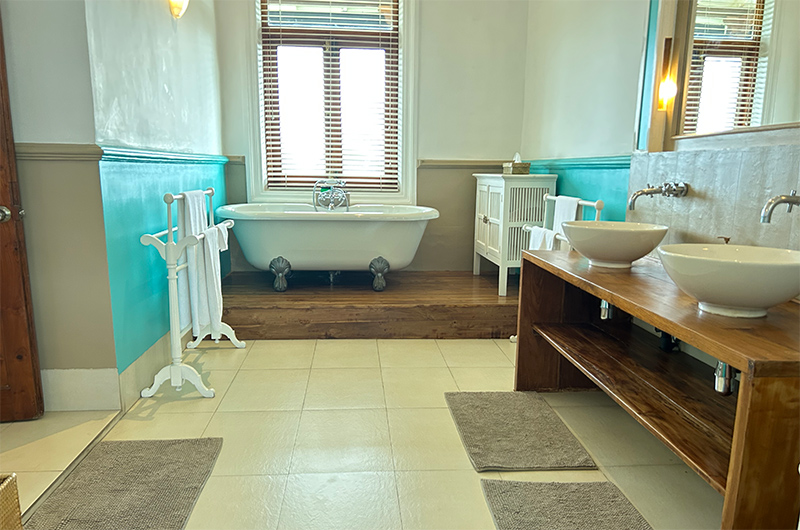 Skye House Master Bathroom Two with Bathtub | Habaraduwa, Sri Lanka