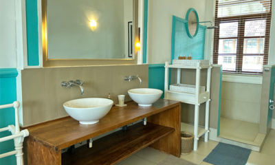 Skye House Master Bathroom Two with Bathtub | Habaraduwa, Sri Lanka