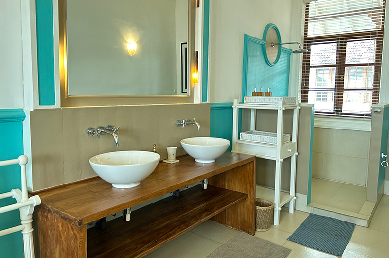 Skye House Master Bathroom Two with Bathtub | Habaraduwa, Sri Lanka