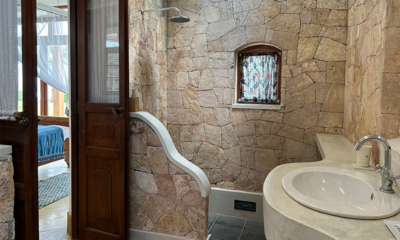 Skye House Bedroom with Shower | Habaraduwa, Sri Lanka