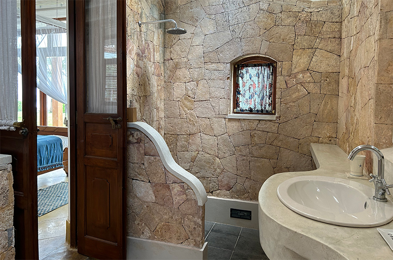 Skye House Bedroom with Shower | Habaraduwa, Sri Lanka