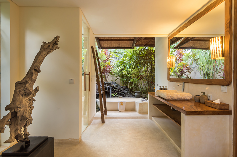 Villa Ku Besar Master Bathroom | Seminyak, Bali