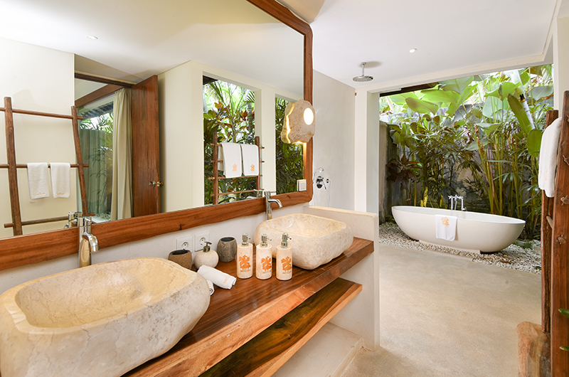 Villa Ku Besar Bathroom with Bathtub | Seminyak, Bali