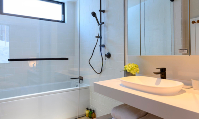 Koa Niseko Koa Villa Bathroom with Bathtub | Higashiyama, Niseko