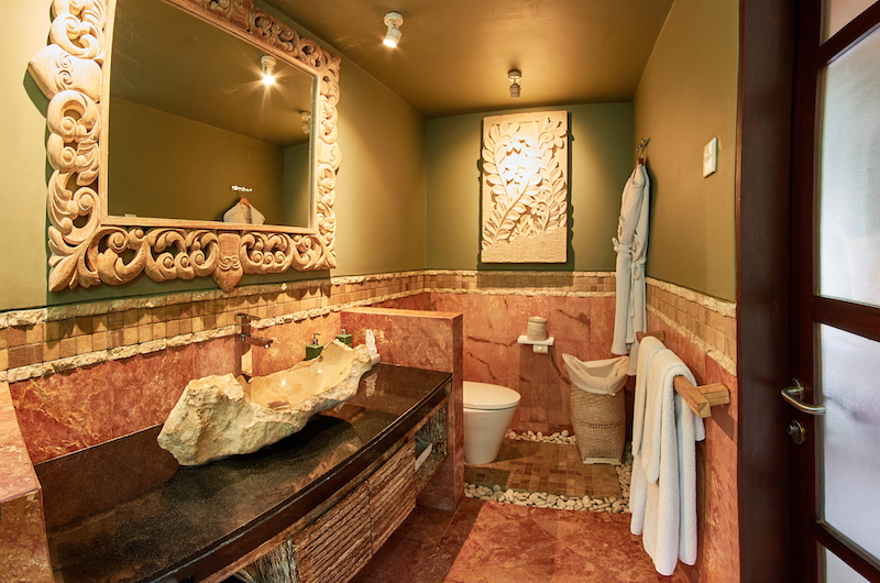 The Royal Purnama Anggrek Bathroom with Mirror | Gianyar, Bali The Royal Purnama Anggrek Bathroom with Mirror | Gianyar, Bali