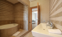 Villa Chamly 6 Bathroom with Bathtub | Marrakesh, Morocco