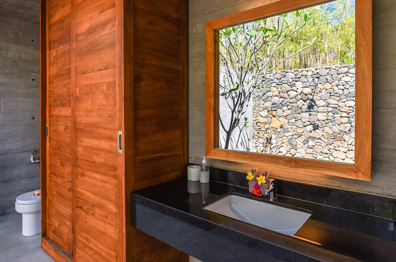 Sumberkima Hill Villas Villa Bali Mynah Bathroom with Mirror | North Bali, Bali
