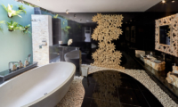 The Royal Purnama Galery Bathroom with Bathtub | Gianyar, Bali