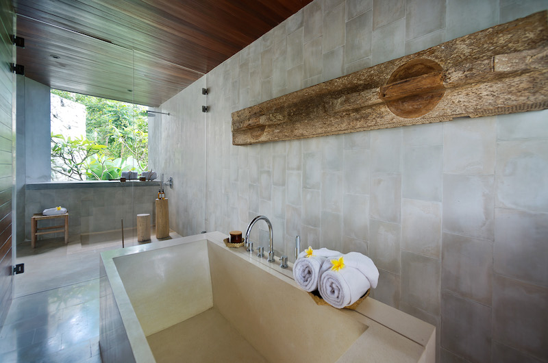 Villa Planta Porcelain Bathtub | Canggu, Bali
