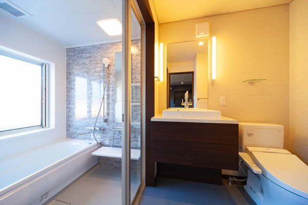 Mizuho Chalet Four Bedroom Chalet Bathroom with Bathtub | Hakuba, Nagano