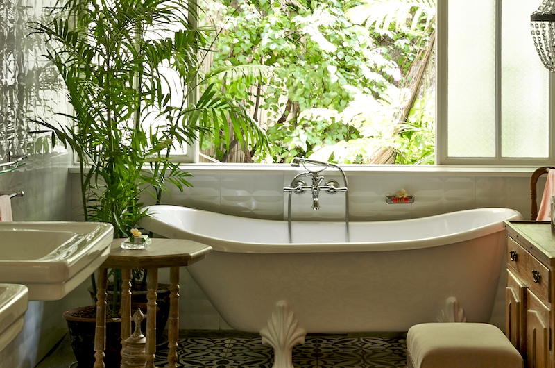 bali-seminyak-white-house-bath