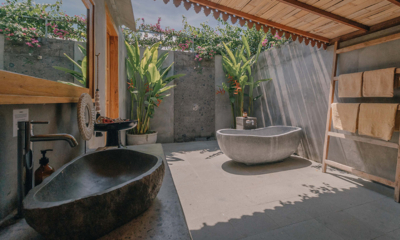 Sumberkima Hill Villas Villa Jahe Bathroom with Bathtub | Pemuteran, Bali