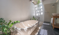 Villa Sipo Bathroom with Bathtub and Shower | Seminyak, Bali