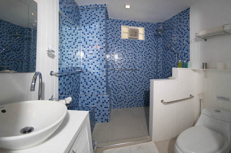 Tamarind Villas Lake Villa Bathroom with Shower | Pattaya, Chonburi