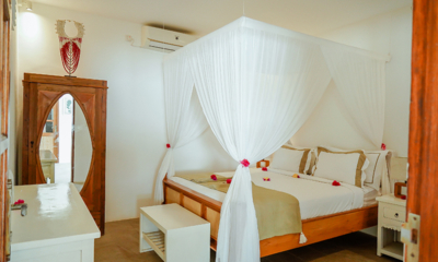 Villa Luna Bedroom with Wardrobe and Four Poster Bed | Gili Trawangan, Lombok
