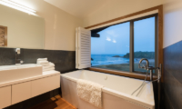 Otaha Beachfront Lodge Bathtub with Sea Views | Bay of Islands, Northland