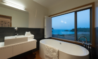 Otaha Beachfront Lodge Bathtub | Bay of Islands, Northland