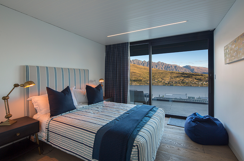 Villa Cascata Guest Bedroom with Balcony | Queenstown, Otago