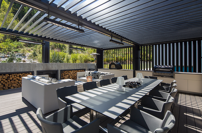 Villa Cascata Dining Table with Barbecue | Queenstown, Otago