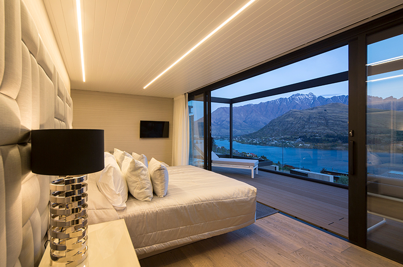 Villa Cascata Spacious Bedroom with Balcony | Queenstown, Otago