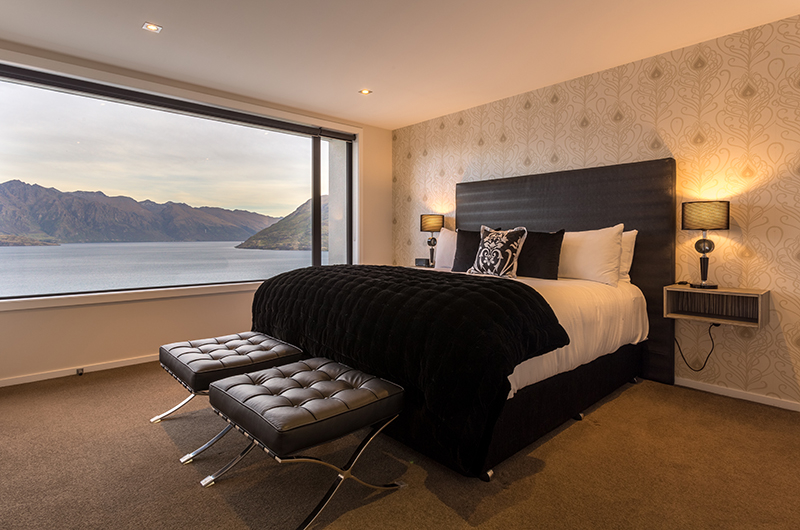 Villa Fifteen Spacious Bedroom with Seating | Queenstown, Otago