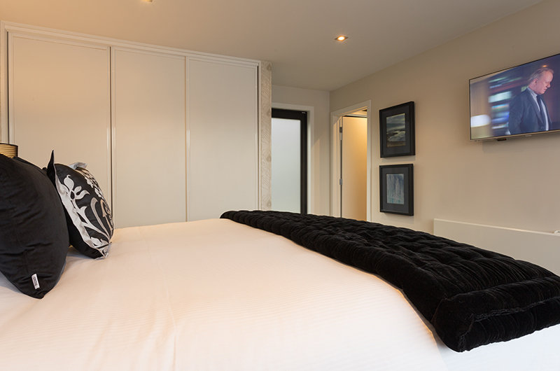 Villa Fifteen Bedroom with TV | Queenstown, Otago
