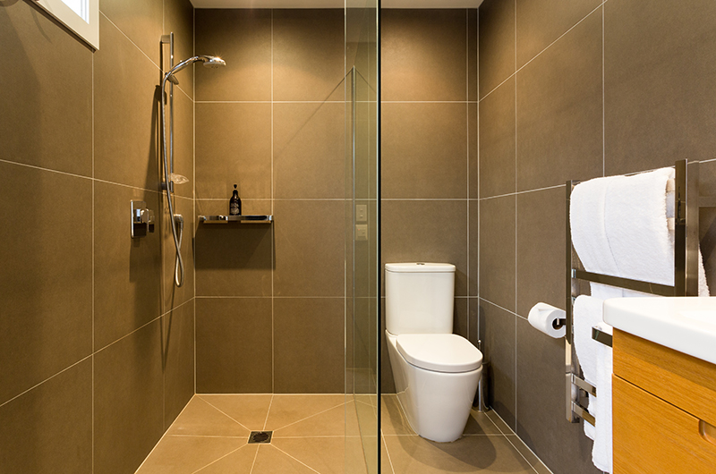 Villa Fifteen Bathroom with Shower | Queenstown, Otago
