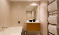 Villa Fifteen Bathroom with Bathtub | Queenstown, Otago